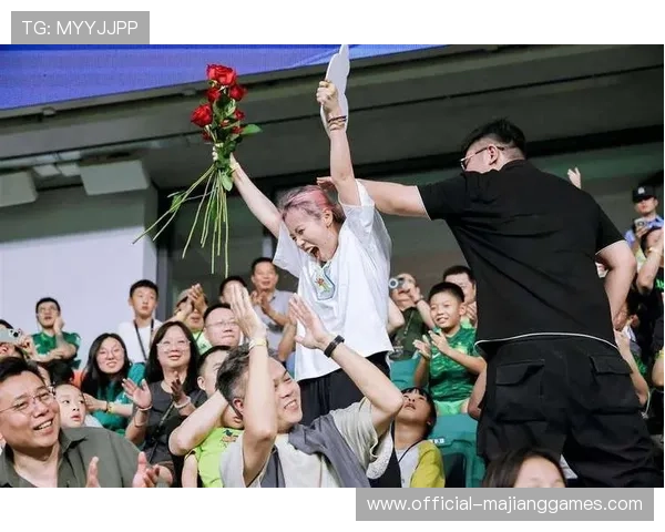 球迷看台求婚成功，主场大屏幕直播引爆全场欢呼