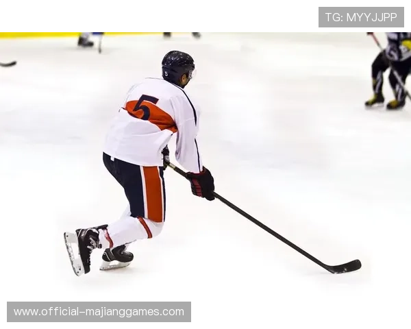 曲棍球与冰球规则区别：场地与冲撞尺度不同