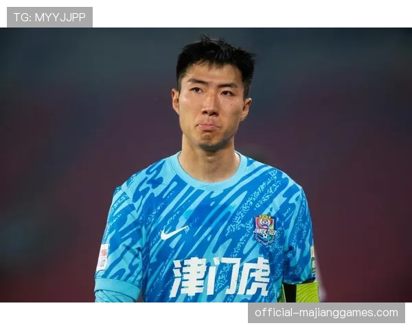 【2026年4月中超联赛·赛中·消息伤情更新：武汉三镇球员拼抢后无法坚持，被担架抬离场地